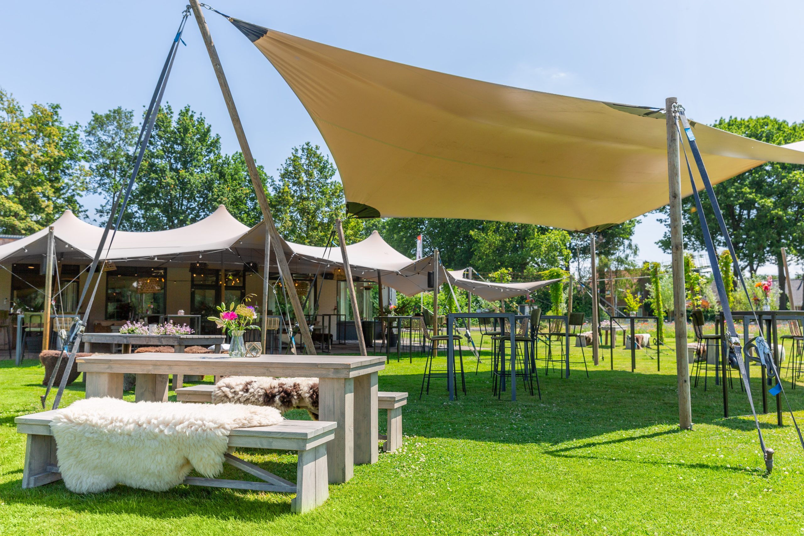 OOTO setting WKZ juni 2023--16 Eventterras met luifel en meubilair.