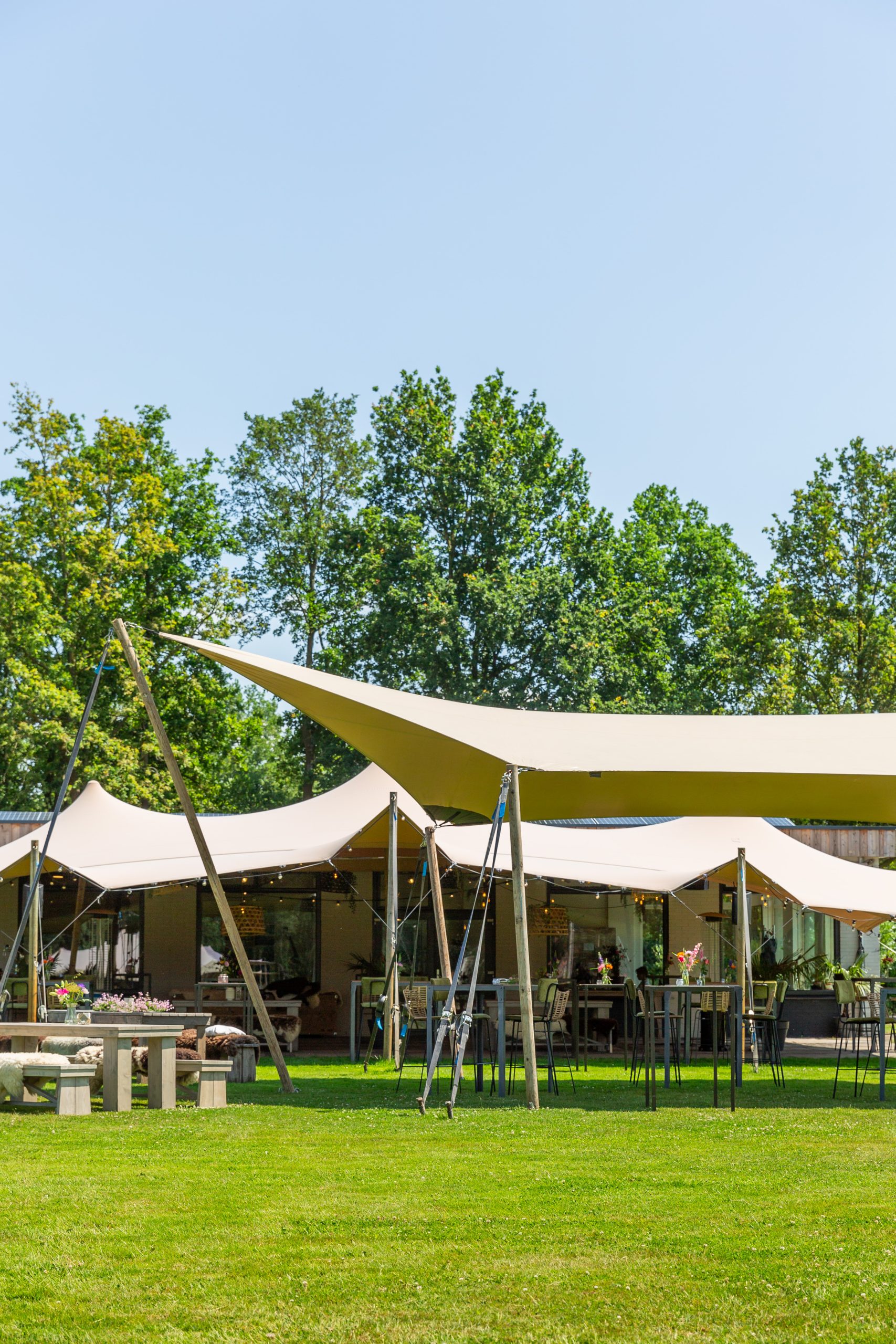 Stretchtent en big tarp - Tentmeesters Stretchtent en big tarp - Tentmeesters